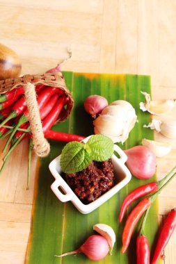 Chili Yapıştır acılı baharatlarla lezzetlidir