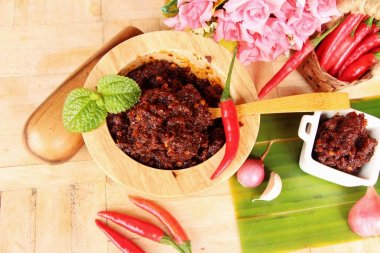 Chili Yapıştır acılı baharatlarla lezzetlidir