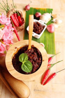 Chili Yapıştır acılı baharatlarla lezzetlidir