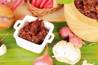 Chili Yapıştır acılı baharatlarla lezzetlidir