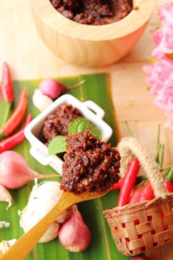 Chili Yapıştır acılı baharatlarla lezzetlidir