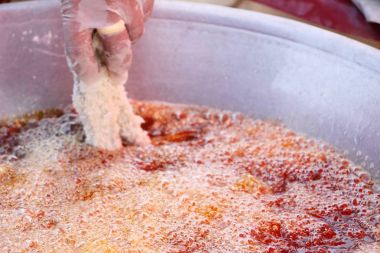 Kızarmış tavuk sokak gıda lezzetlidir