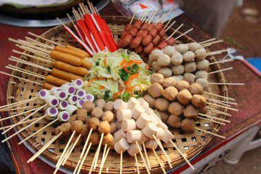İçinde belgili tanımlık çarşı buğulama köfte ve sosis