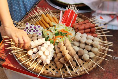 İçinde belgili tanımlık çarşı buğulama köfte ve sosis
