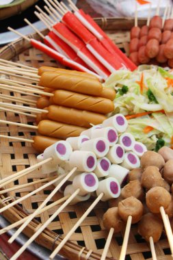 İçinde belgili tanımlık çarşı buğulama köfte ve sosis