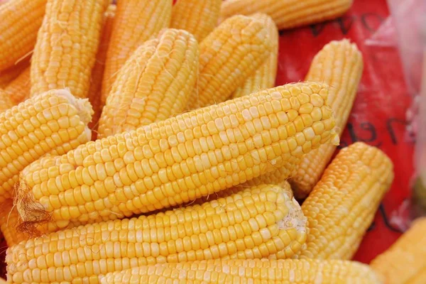 A főzéshez a piacon friss kukorica — Stock Fotó