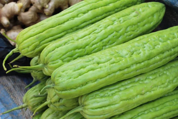 Bitter meloen kalebas voor het koken in de markt — Stockfoto