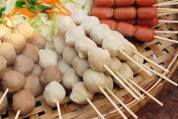 Bakso dan sosis dikukus di pasar — Stok Foto