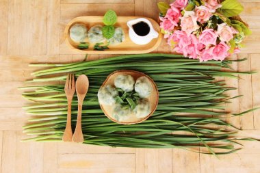 sarımsak chives ile lezzetli dolma pişmiş hamur tatlısı