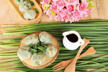 sarımsak chives ile lezzetli dolma pişmiş hamur tatlısı