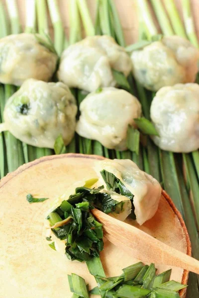 Gedämpfte Knödel gefüllt mit Knoblauch Schnittlauch köstlich — Stockfoto