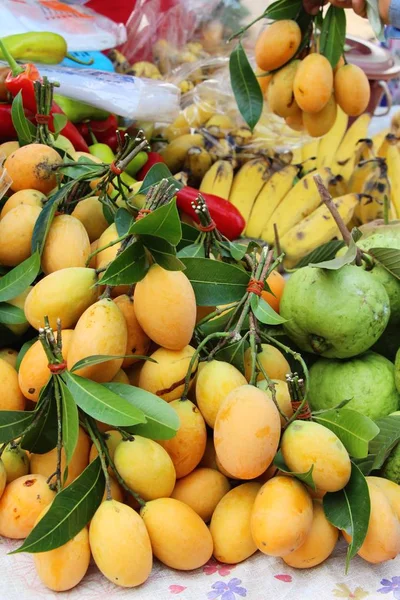Thailändska plango frukt eller marian plommon på gata mat — Stockfoto
