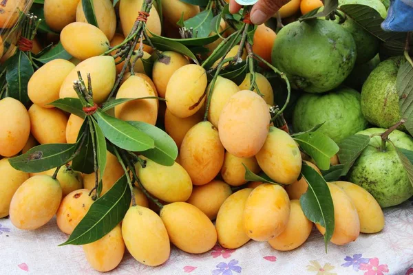 Thajské plango ovoce nebo marian švestka v pouliční stánky s jídlem — Stock fotografie