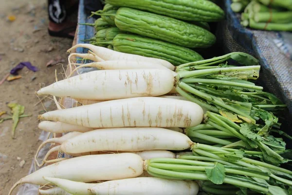 Radis frais pour cuisiner sur le marché — Photo