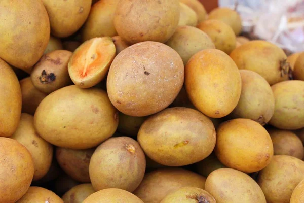 Sapodilla-Frucht schmeckt beim Streetfood — Stockfoto