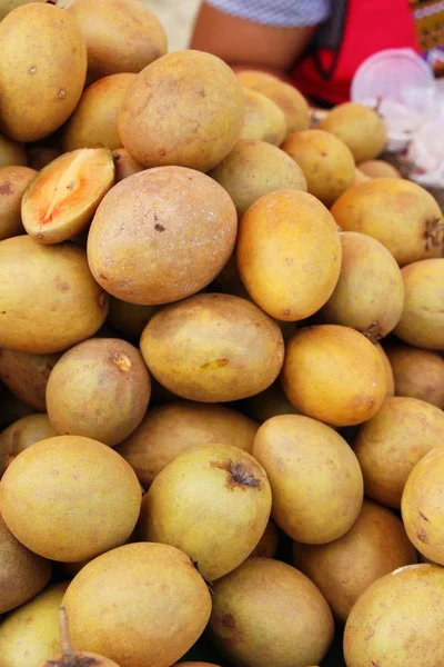 Fruta Sapodilla es delicioso en la comida de la calle — Foto de Stock