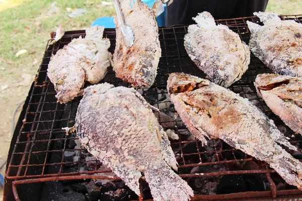 Le poisson grillé est délicieux sur le marché — Photo