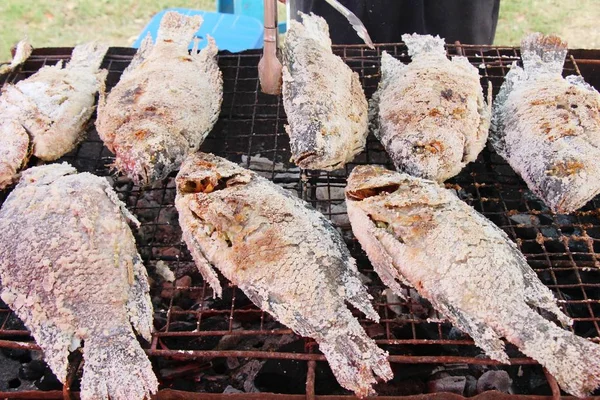 Gegrillter Fisch schmeckt auf dem Markt — Stockfoto