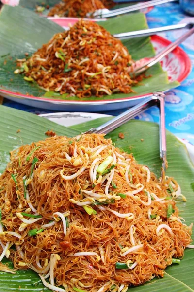 Fried noodle Thai style with pork is delicious — Stock Photo, Image