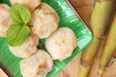 Buharda pişmiş hamur tatlısı ile bambu çekimleri lezzetli dolma