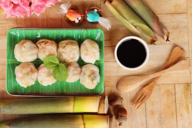 Buharda pişmiş hamur tatlısı ile bambu çekimleri lezzetli dolma