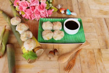 Buharda pişmiş hamur tatlısı ile bambu çekimleri lezzetli dolma