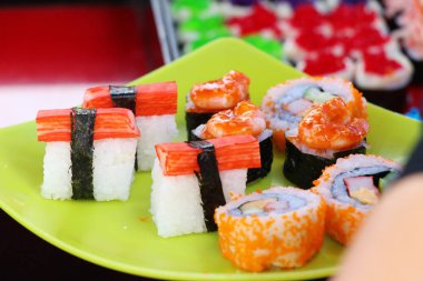 Karışık rulo suşi kümesi lezzetli, Japon besindir