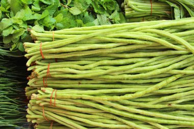 Belgili tanımlık çarşı içinde yemek pişirmek için uzun fasulye