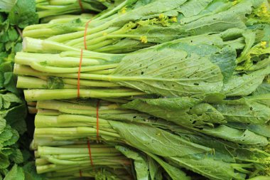 Belgili tanımlık çarşı içinde yemek pişirmek için taze choy