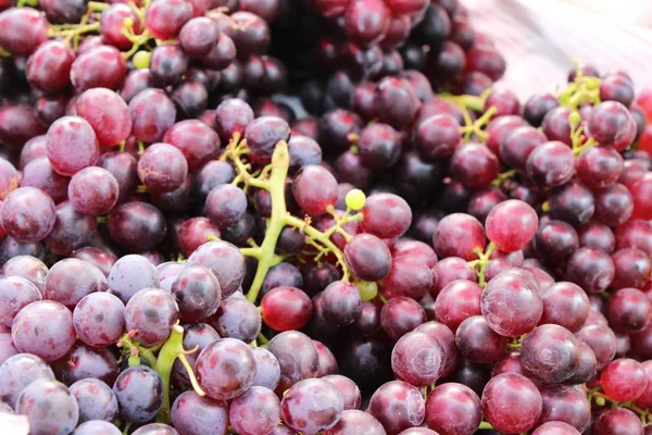Taze meyve üzümleri sokak yemeklerinde lezzetlidir. — Stok fotoğraf