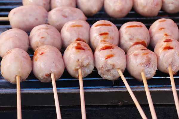 Salchicha a la parrilla asia es delicioso en el mercado —  Fotos de Stock