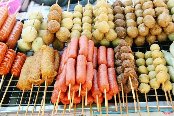 Albóndigas fritas y salchichas en la comida callejera — Foto de Stock