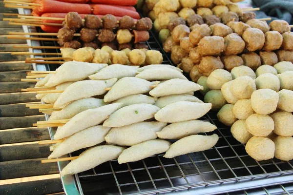 Albóndigas fritas y salchichas en la comida callejera — Foto de Stock