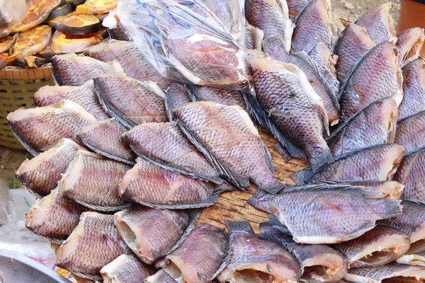 Pesce essiccato per cucinare nel mercato — Foto Stock