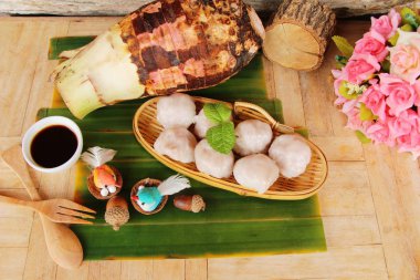 Buharda pişmiş hamur tatlısı Taro ile doldurulmuş lezzetlidir