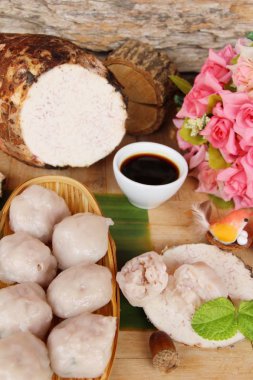 Buharda pişmiş hamur tatlısı Taro ile doldurulmuş lezzetlidir