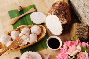 Buharda pişmiş hamur tatlısı Taro ile doldurulmuş lezzetlidir