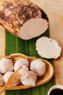 Buharda pişmiş hamur tatlısı Taro ile doldurulmuş lezzetlidir