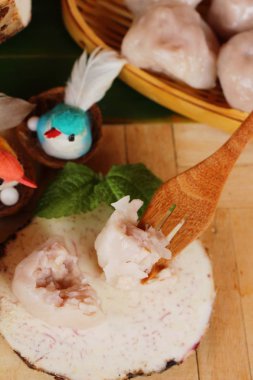 Buharda pişmiş hamur tatlısı Taro ile doldurulmuş lezzetlidir