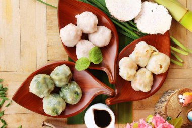 Buğulama dolması sarımsak chives, taro, bambu sürgün ile hamur tatlısı