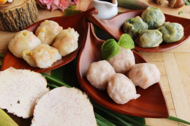 Buğulama dolması sarımsak chives, taro, bambu sürgün ile hamur tatlısı