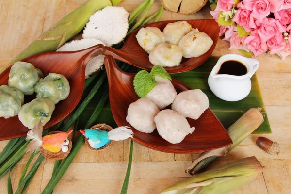 Gnocchi al vapore farciti con erba cipollina, taro, germogli di bambù — Foto Stock