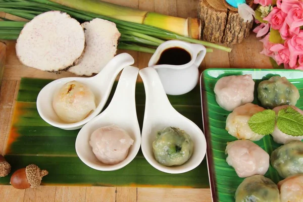 Gedämpfte Knödel gefüllt mit Knoblauch Schnittlauch, Taro, Bambussprossen — Stockfoto