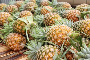 Taze ananas sokak yemeklerinde lezzetlidir.