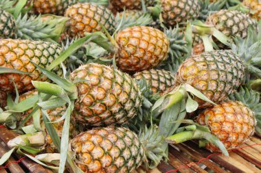 Taze ananas sokak yemeklerinde lezzetlidir.