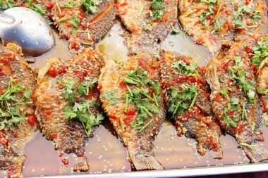 Derin kızarmış balık lezzetli chili soslu