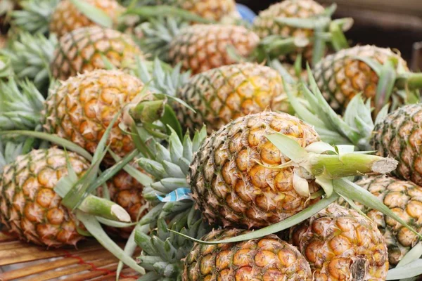 La piña fresca es deliciosa en comida callejera —  Fotos de Stock