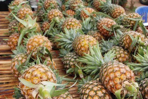 La piña fresca es deliciosa en comida callejera —  Fotos de Stock