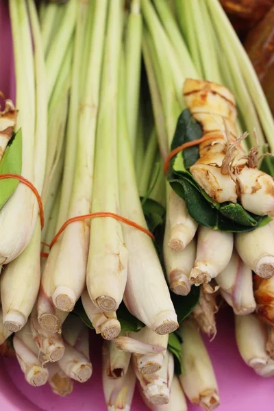 Frisches Zitronengras zum Kochen auf dem Markt — Stockfoto