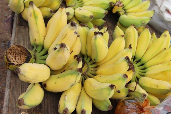 La banana fresca è deliziosa nel mercato — Foto Stock
